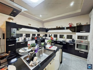 Vila cu 8 camere de vanzare, zona Nord, 554.44 mp