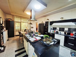 Vila cu 8 camere de vanzare, zona Nord, 554.44 mp