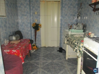Apartament 4 camere de vanzare, zona Penes Curcanul, 77 mp