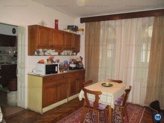 Vila cu 10 camere de vanzare, zona Central, 227.29 mp