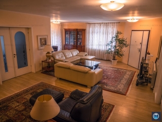 Vila cu 7 camere de vanzare in Baicoi, zona Vest, 360 mp