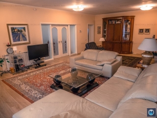 Vila cu 7 camere de vanzare in Baicoi, zona Vest, 360 mp