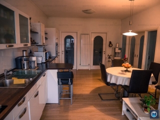 Vila cu 7 camere de vanzare in Baicoi, zona Vest, 360 mp