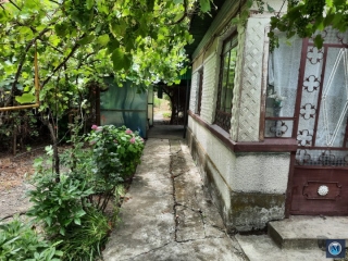 Casa cu 4 camere de vanzare in Tatarani