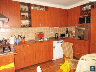 Casa cu 7 camere de vanzare, zona Central, 268 mp