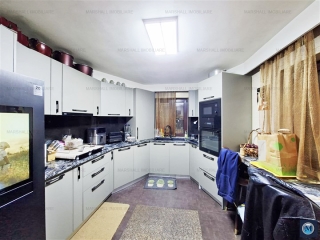 Vila cu 6 camere de vanzare, zona Malu Rosu, 300 mp