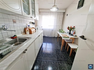 Apartament 3 camere de vanzare, zona Central, 74 mp