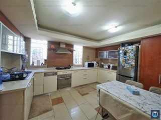 Vila cu 4 camere de vanzare, zona Central, 250 mp