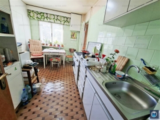 Apartament 3 camere de vanzare, zona Central, 64 mp