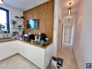 Casa cu  camere de vanzare, zona Albert, 200 mp